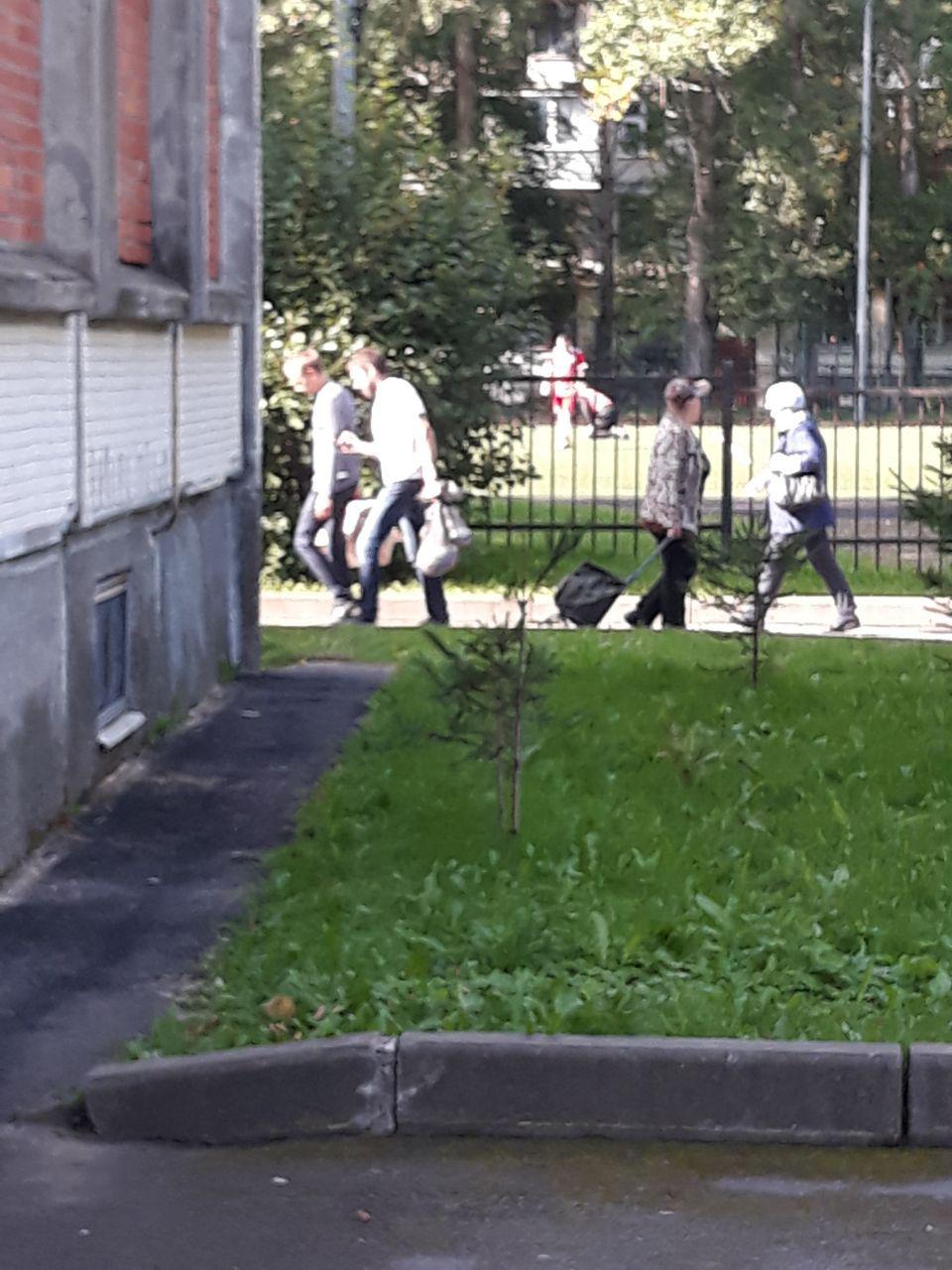 На выборах в Петербурге замечены карусель, агитация и раздача подарков