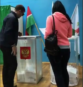 В Казани очевидцы сняли на видео вброс бюллетеней на выборах
