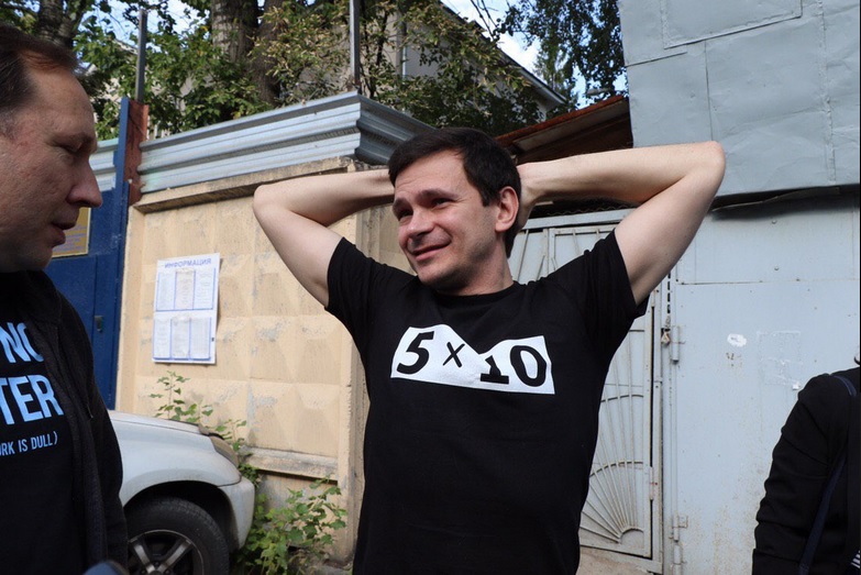 Илья Яшин освободился после пятого подряд ареста