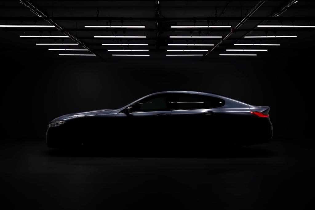 BMW показала тизер нового купе 8 серии