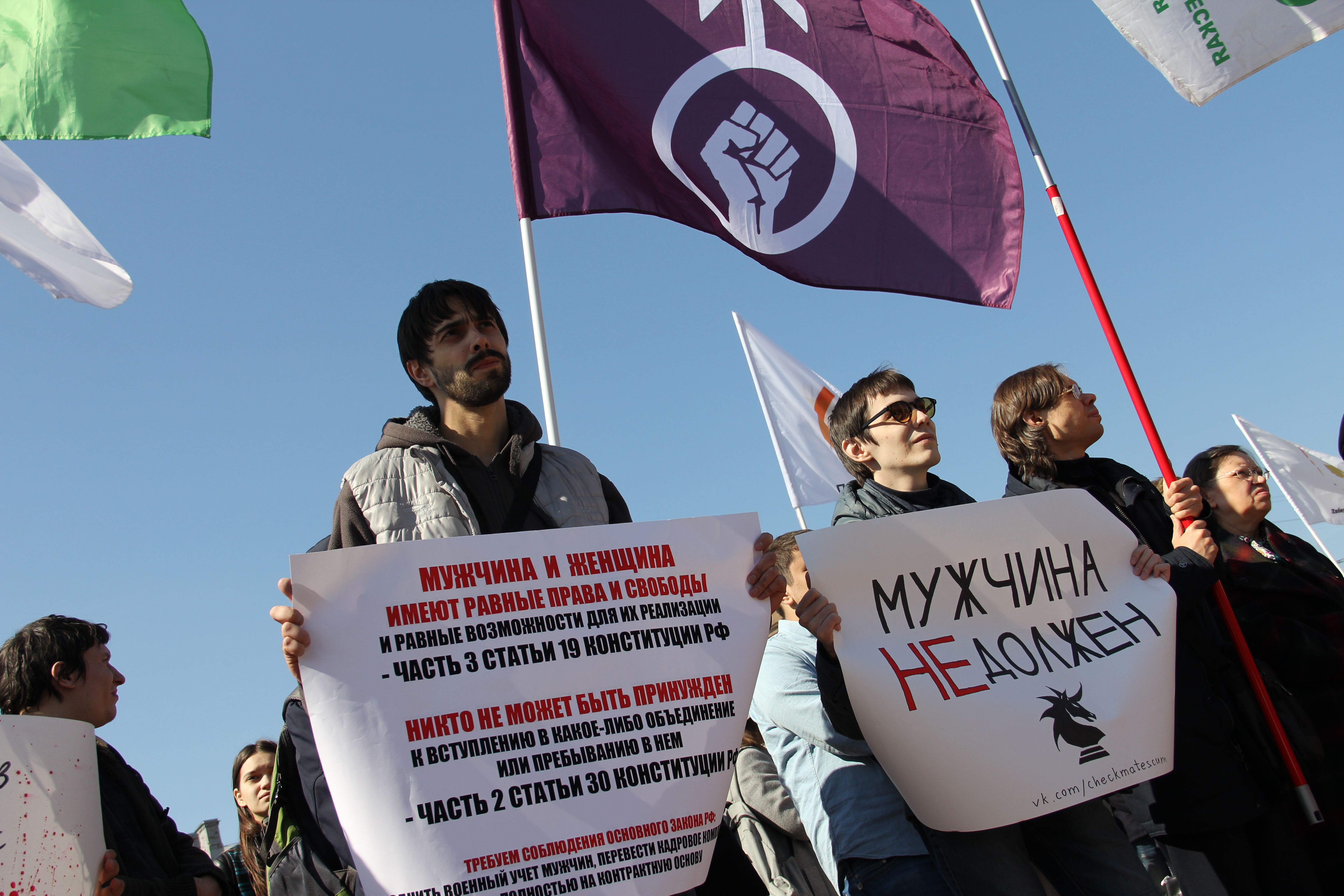 «Срочную службу - на свалку истории»