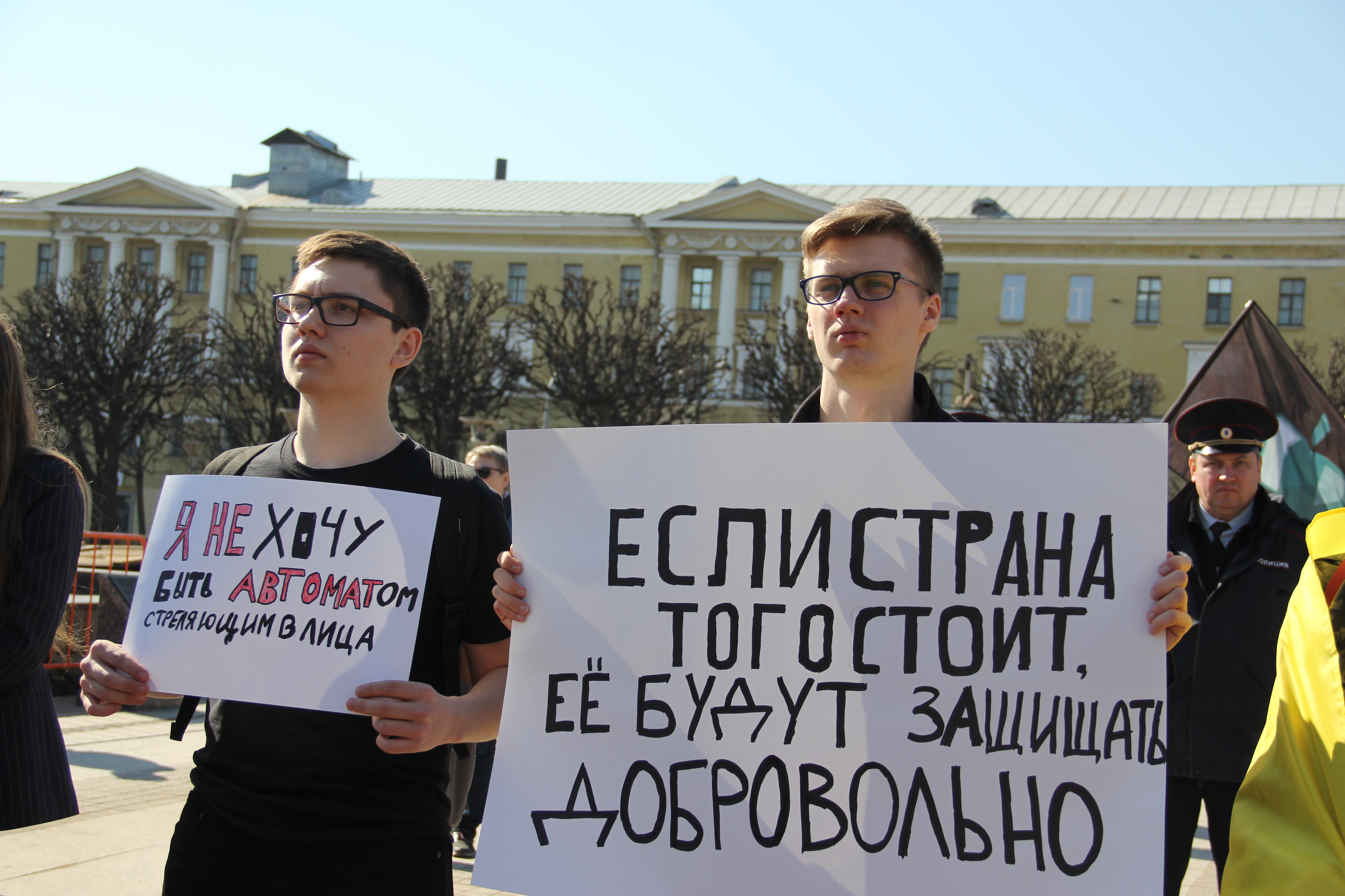 «Срочную службу - на свалку истории»