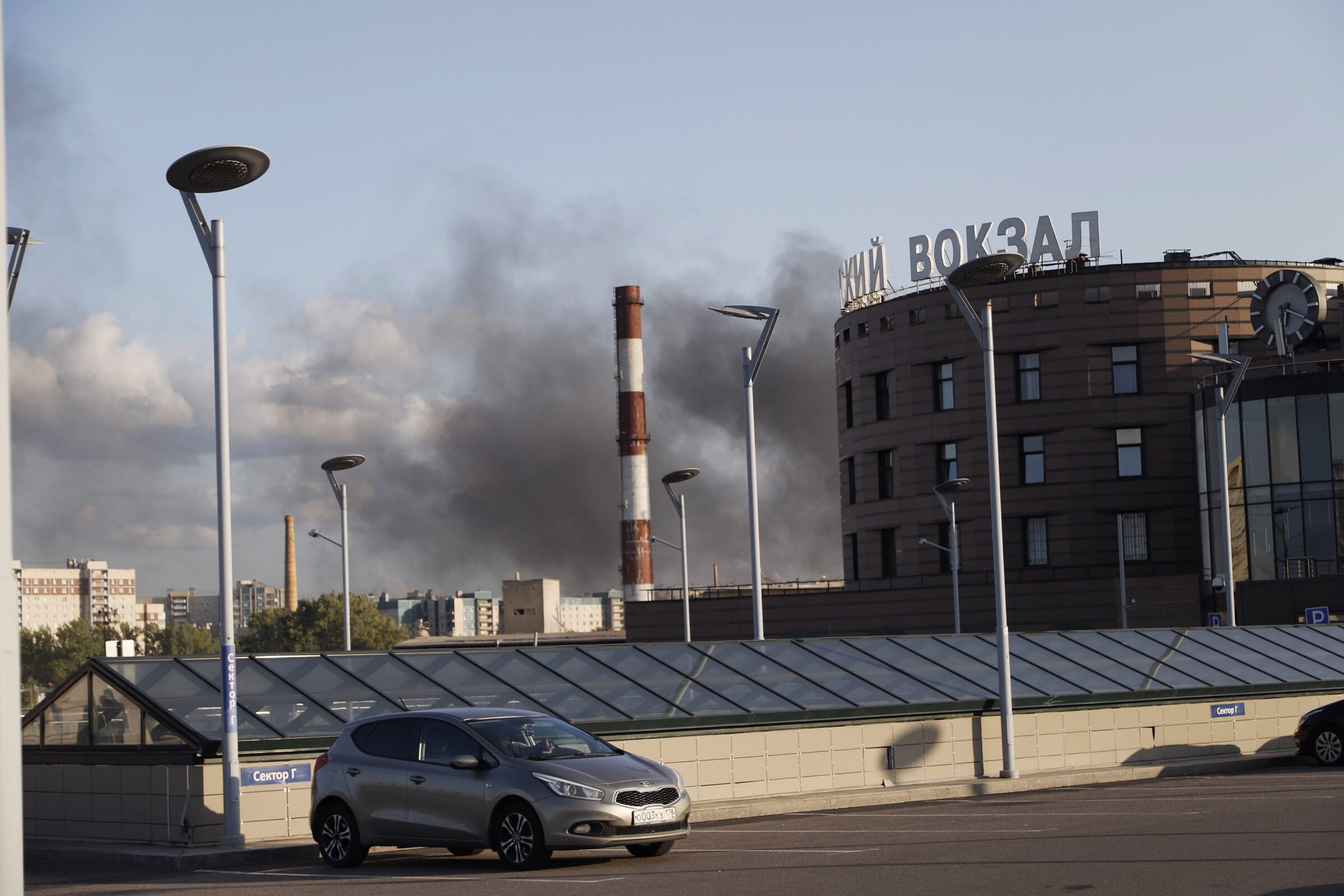 Пожар на складской улице спб. Пожар на Ладожском вокзале. Что горит у Ладожского вокзала как называется объект.