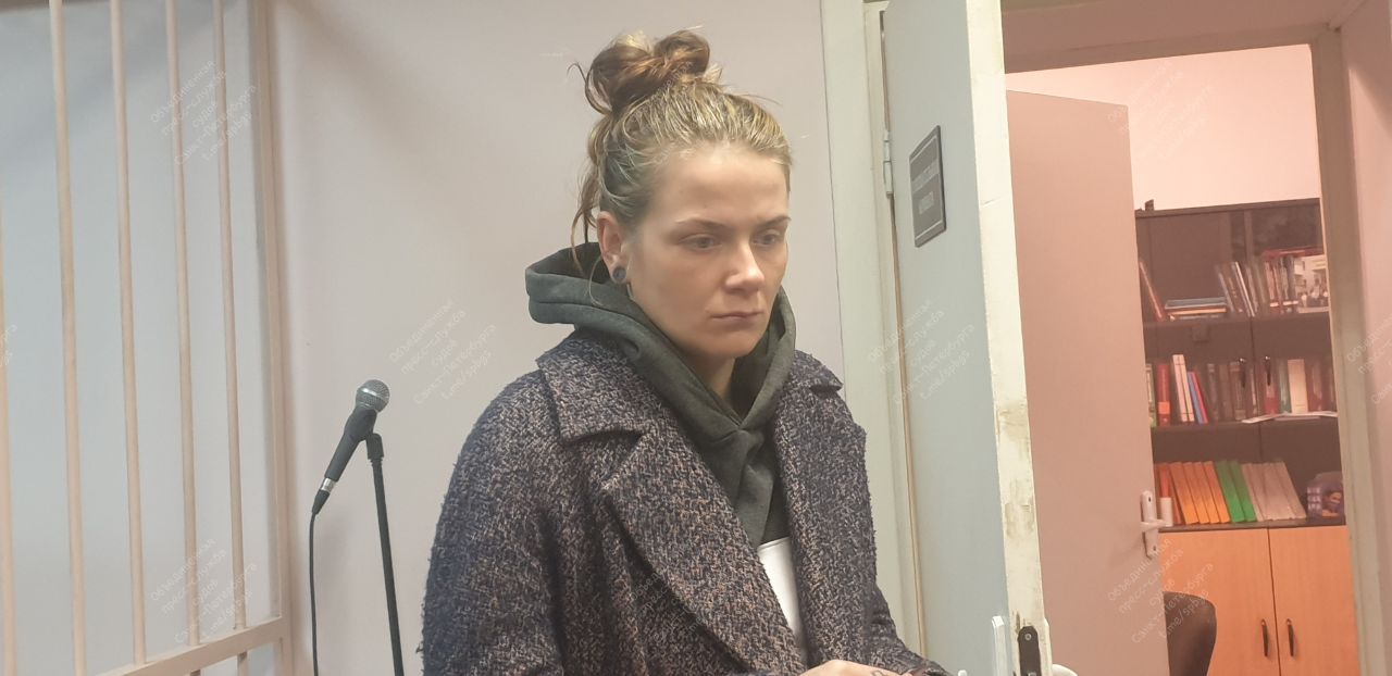 Позировавшая в трусах на фоне Исаакия дама не получит обратно айфон