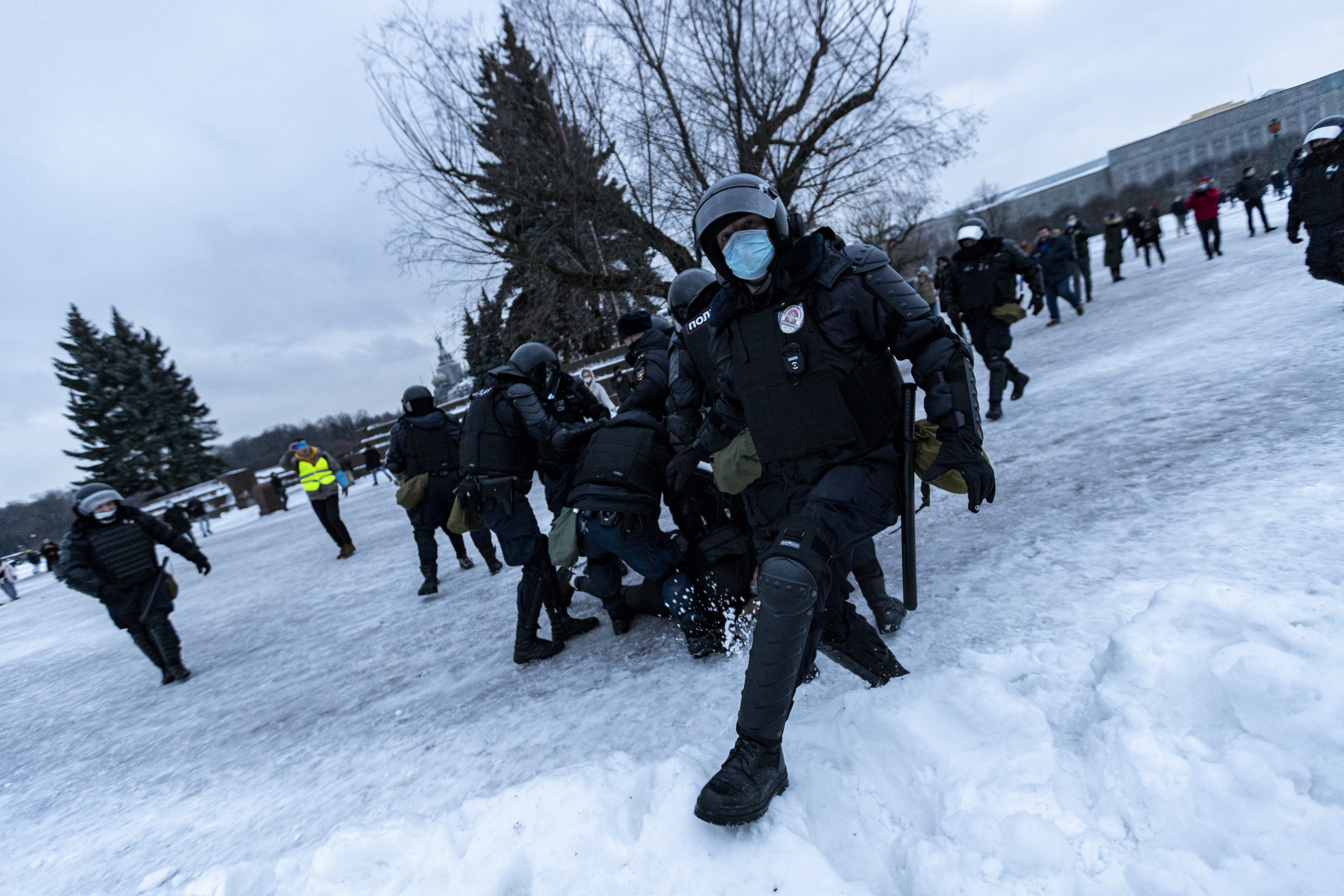 Полицейские прячут номера жетонов