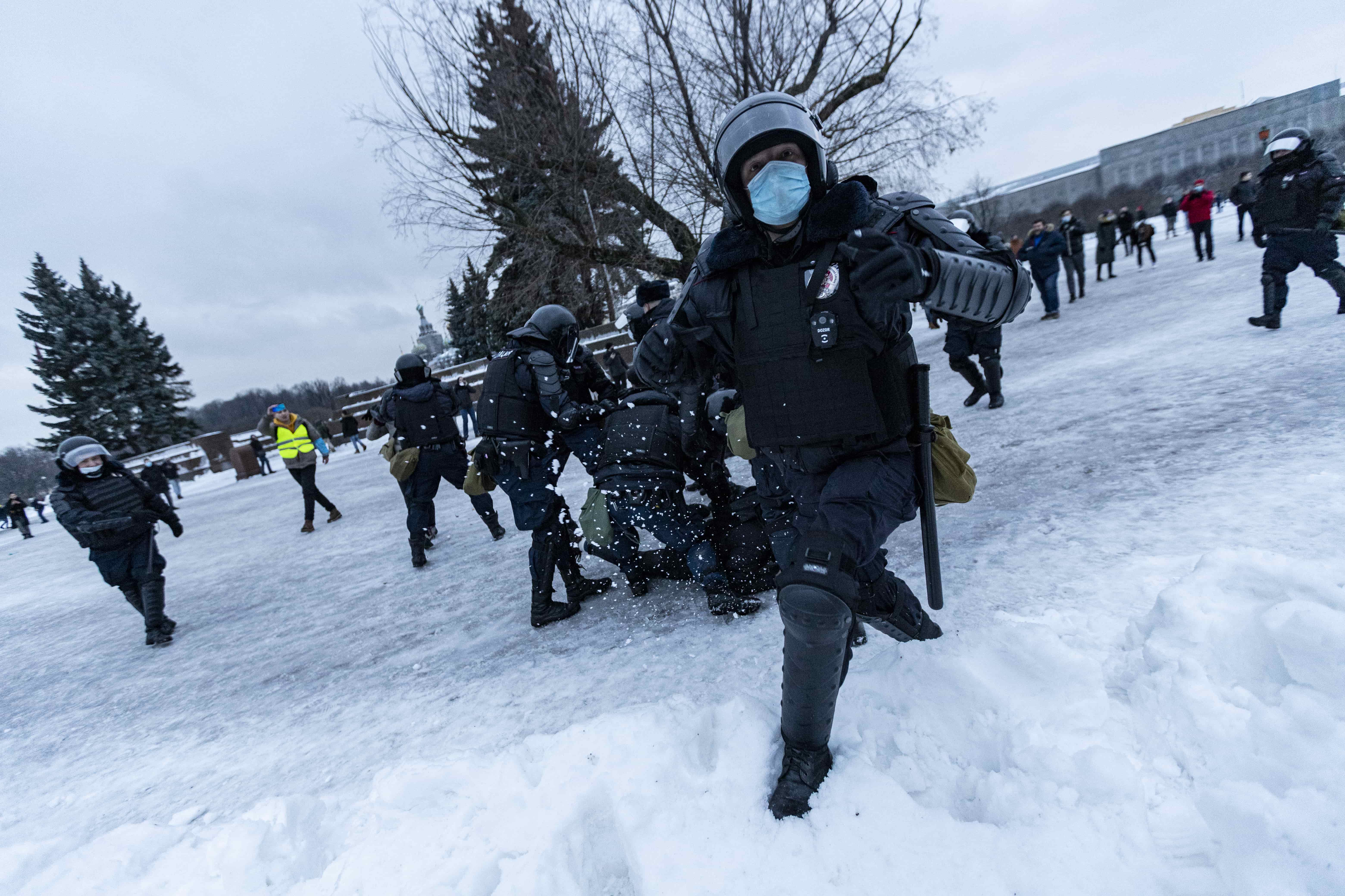 Полицейские прячут номера жетонов