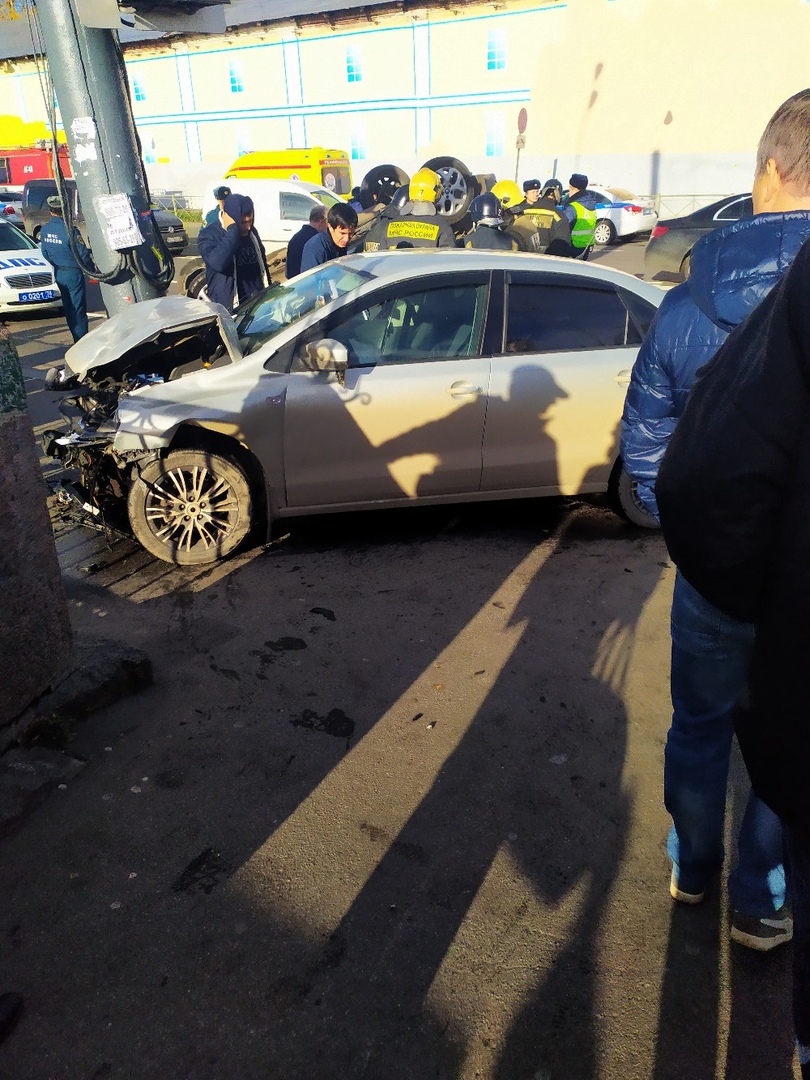 Две машины влетели в толпу пешеходов у Балтийского вокзала в Петербурге