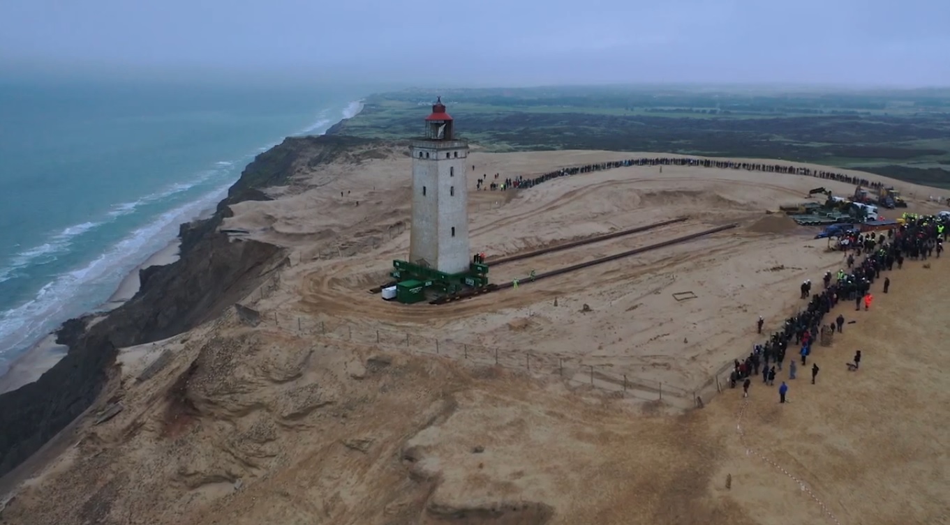Датчане оттащили старинный маяк от наступающего моря
