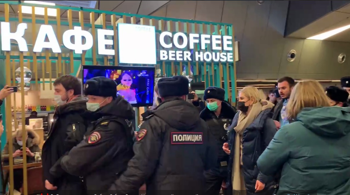 Во «Внуково» задержали Константина Котова и Любовь Соболь