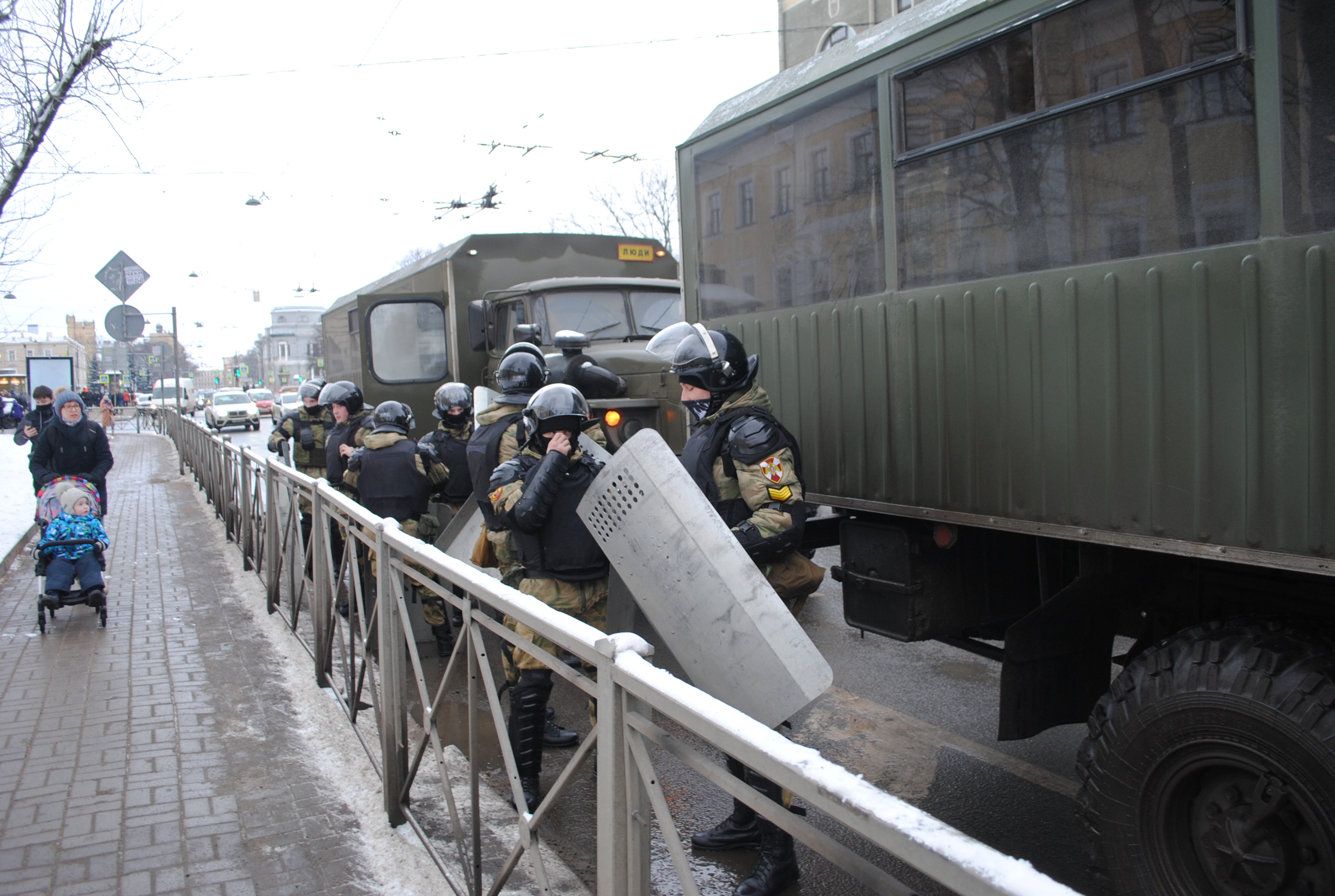 Протестующие петербуржцы обошли ОМОН: фоторепортаж