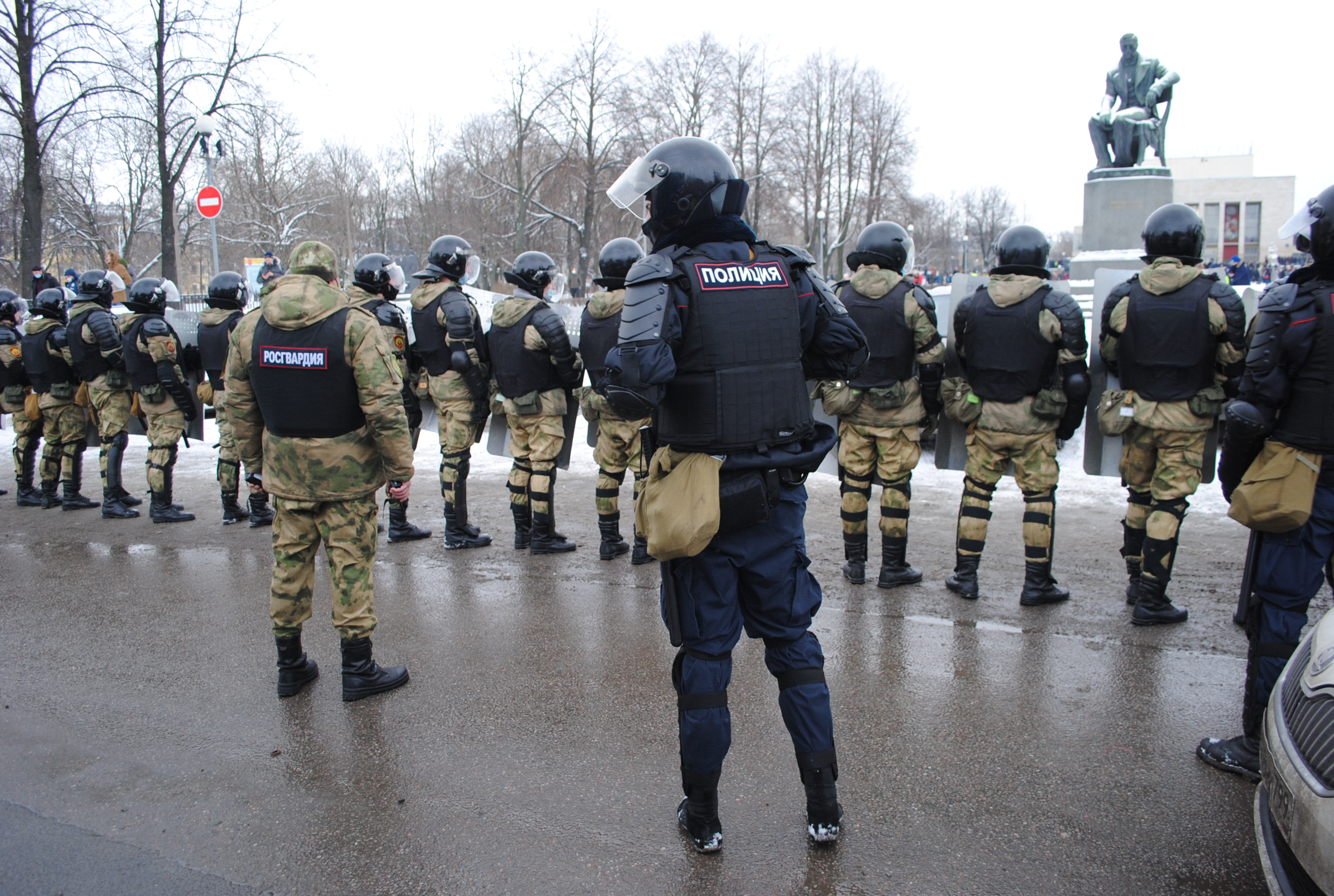 Протестующие петербуржцы обошли ОМОН: фоторепортаж