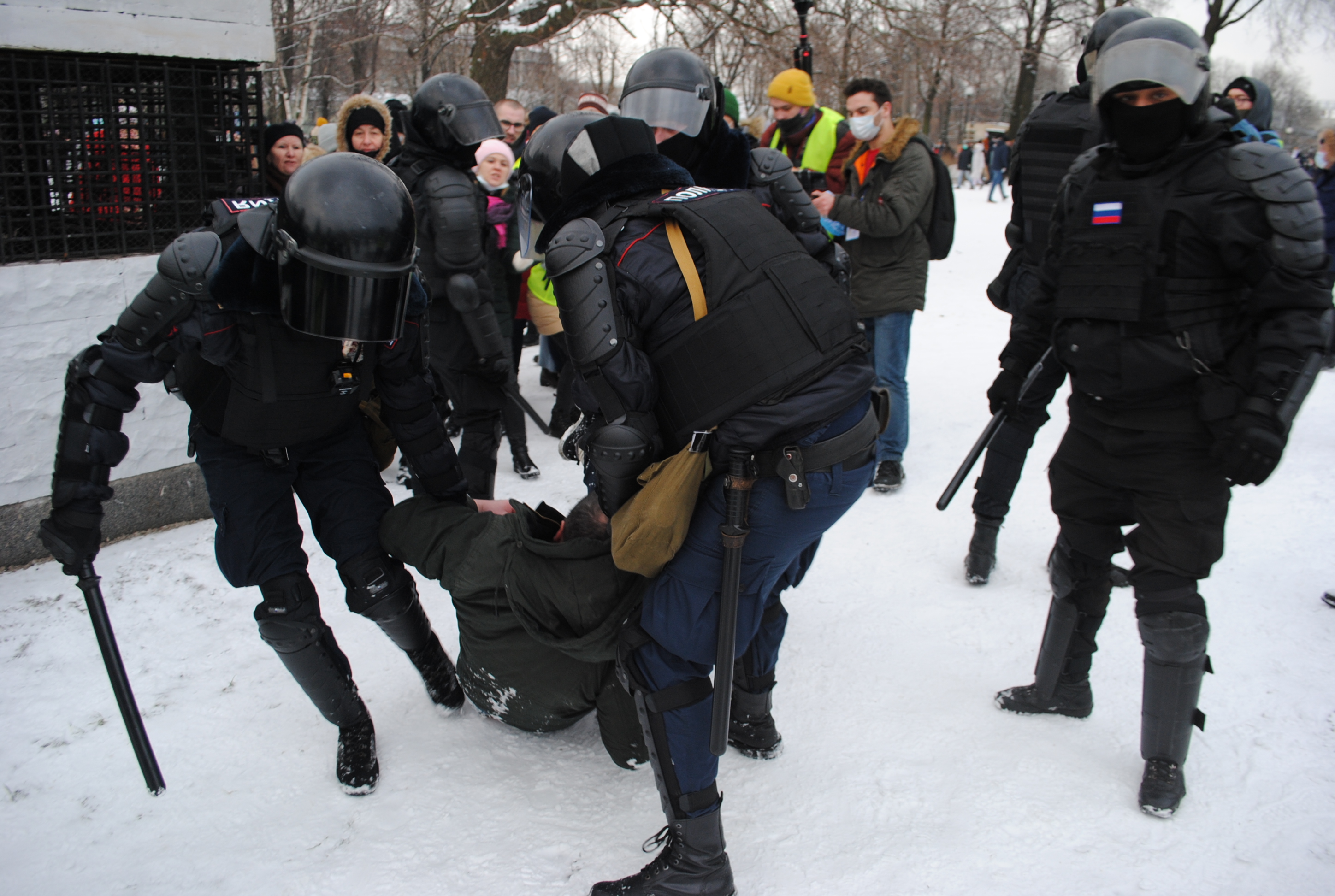 Протестующие петербуржцы обошли ОМОН: фоторепортаж