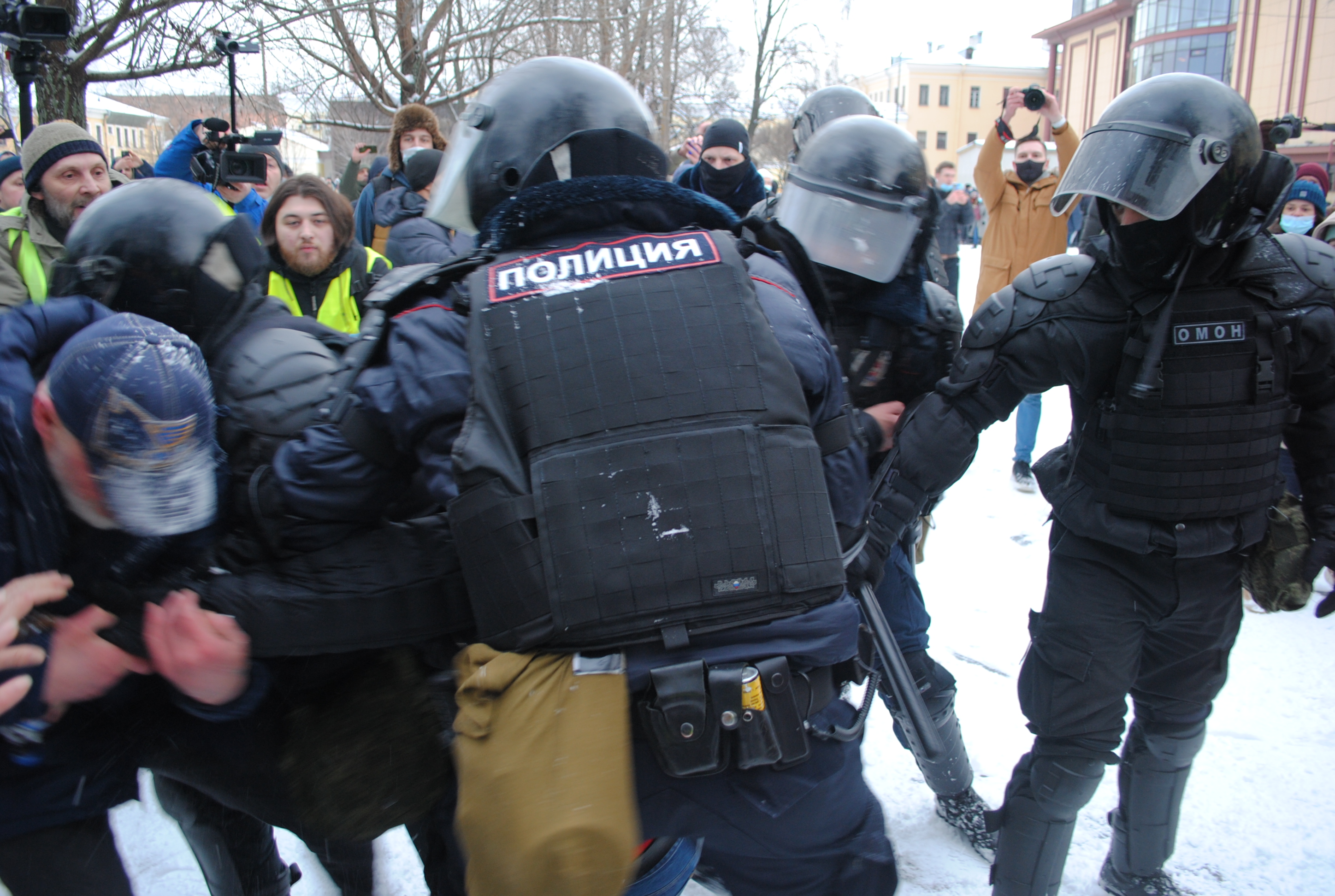 Протестующие петербуржцы обошли ОМОН: фоторепортаж