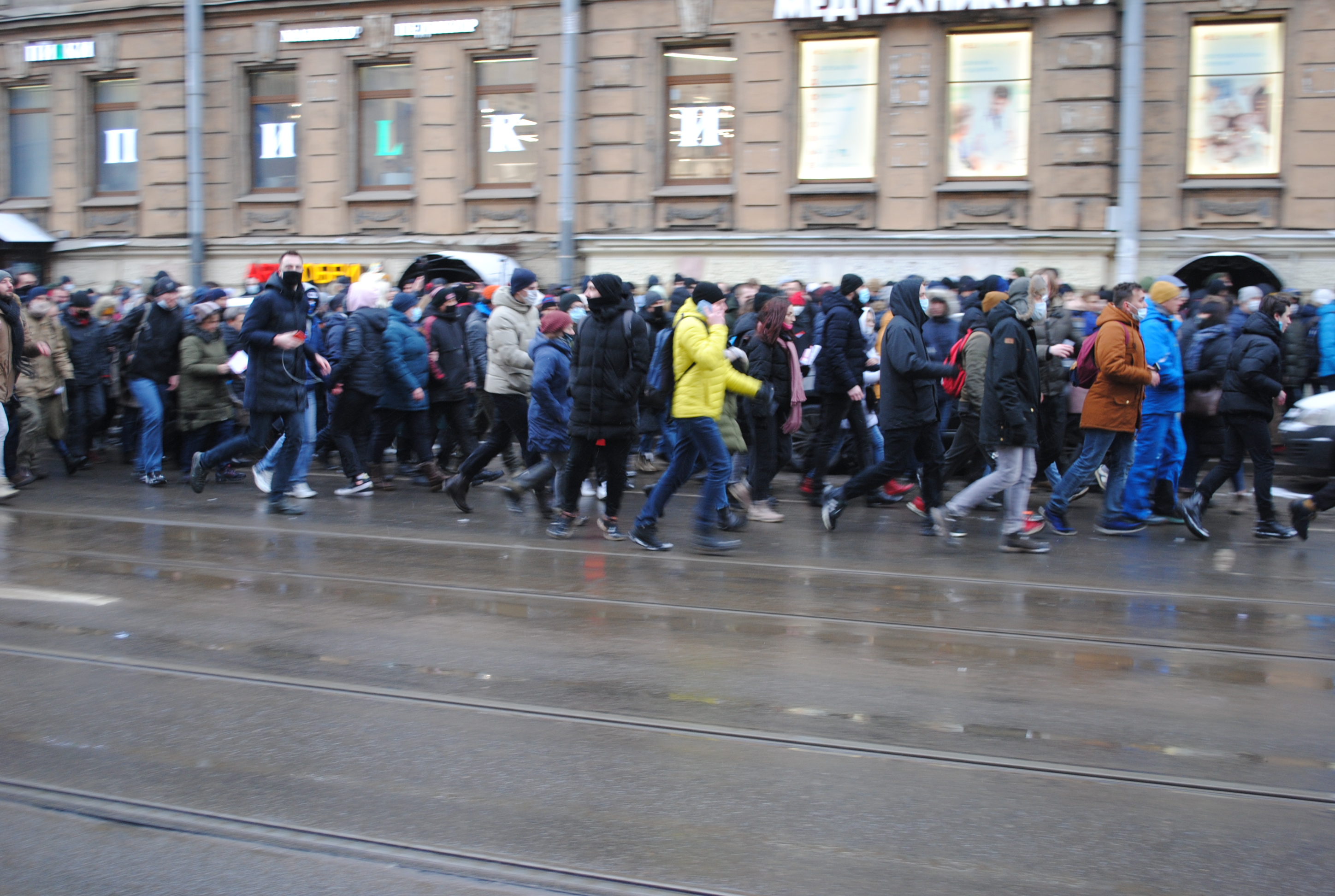 Протестующие петербуржцы обошли ОМОН: фоторепортаж