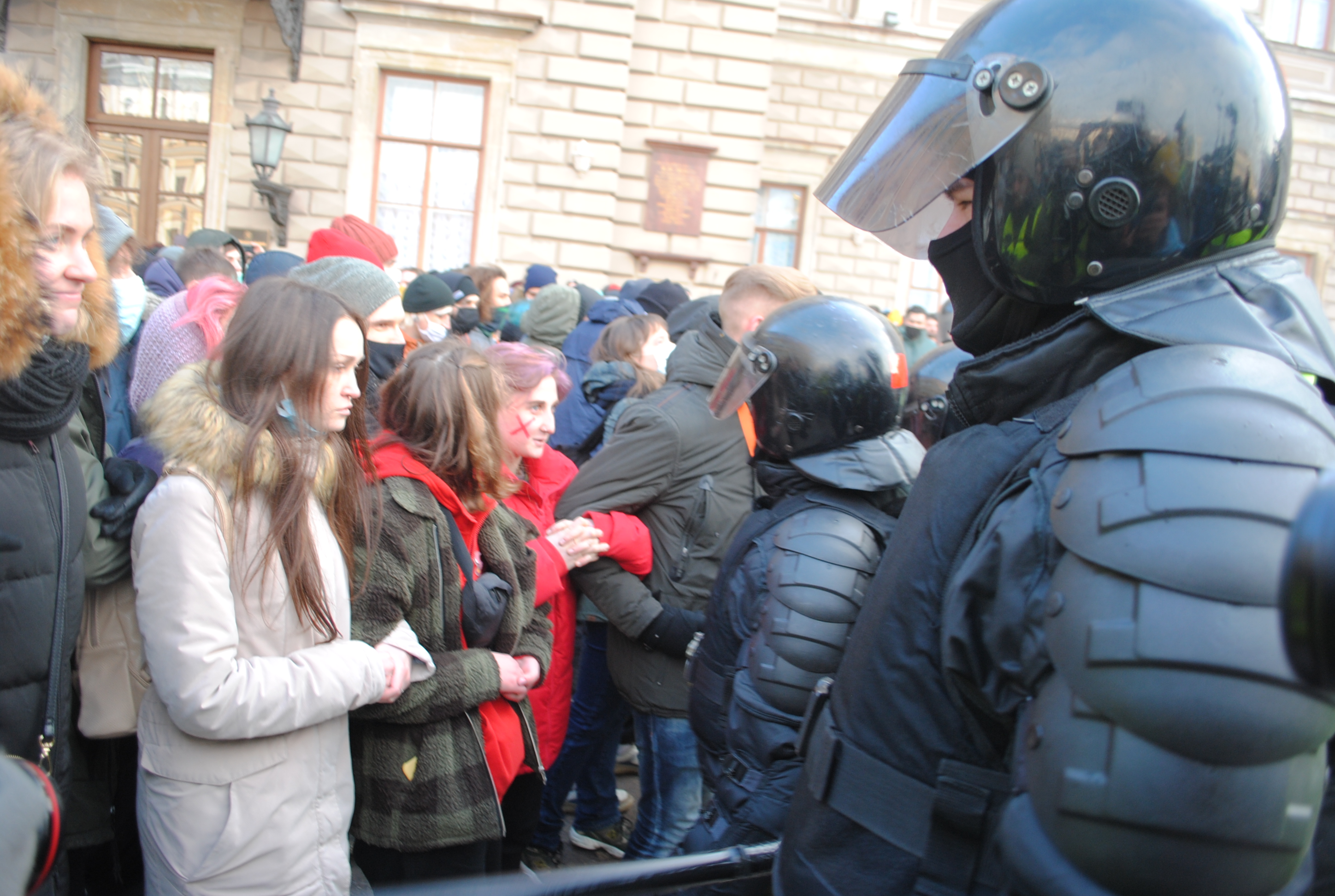 Протестующие петербуржцы обошли ОМОН: фоторепортаж