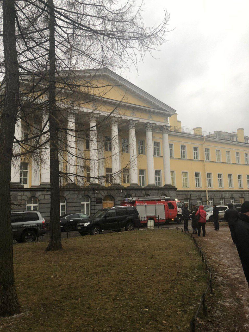 В Петербурге эвакуируются еще два суда - Кировский и Западный окружной военный
