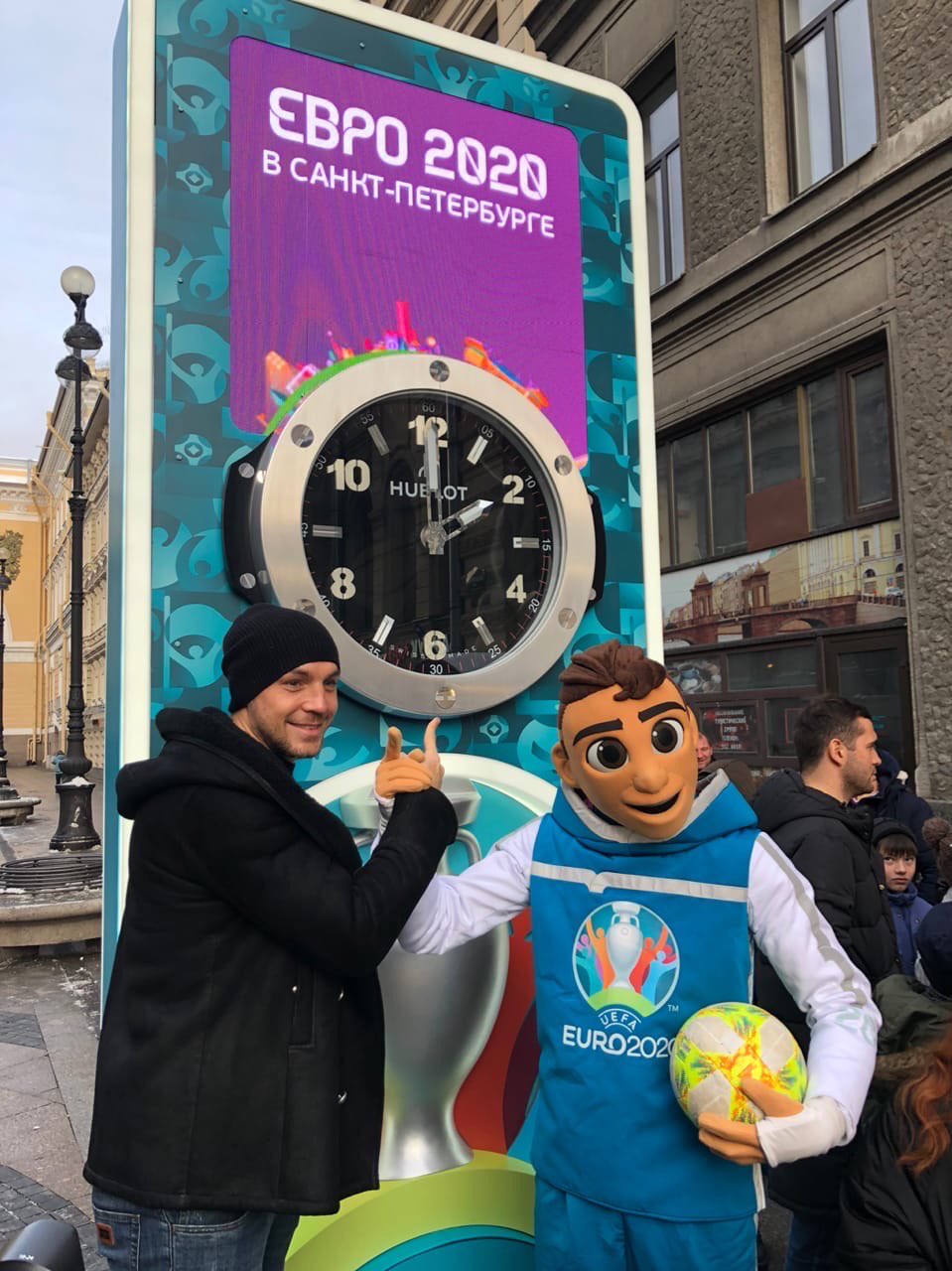 В центре Петербурга часы отсчитывают время до Евро-2020