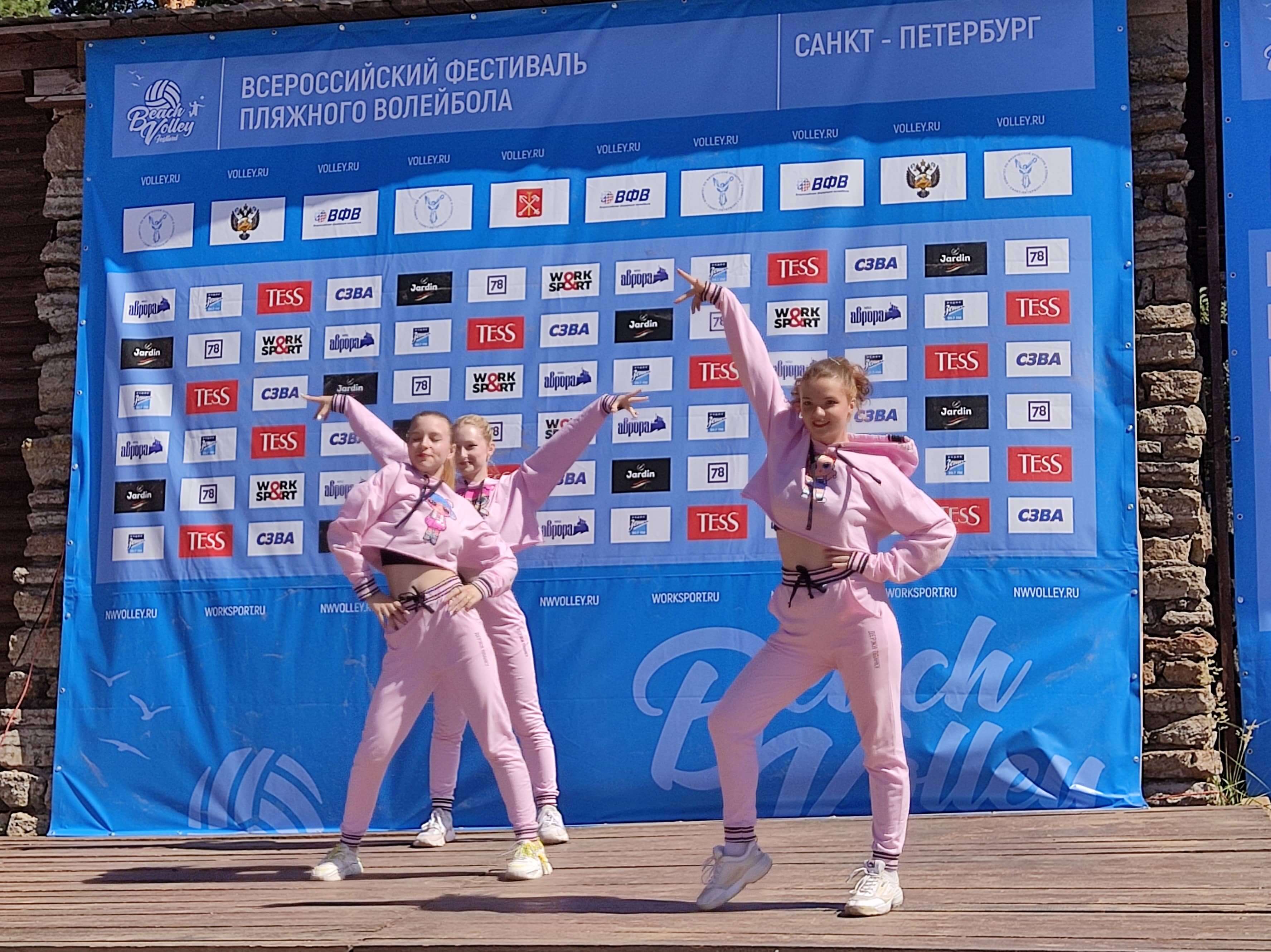 Пляж, сетки, мячи, песок
