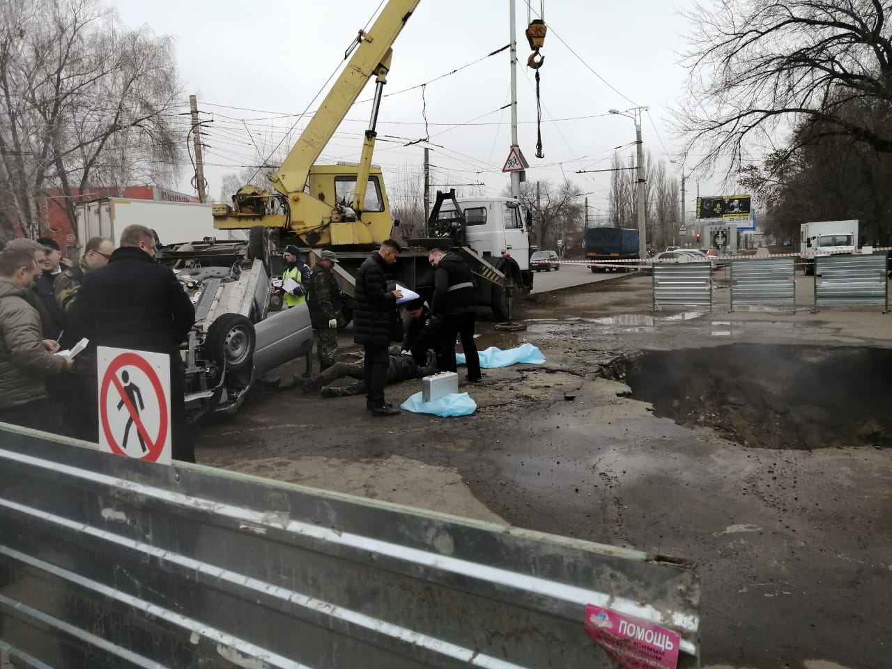 В Пензе «Лада» провалилась в кипящий размыв,погибли водитель и пассажир -  «Курьер Медиа»