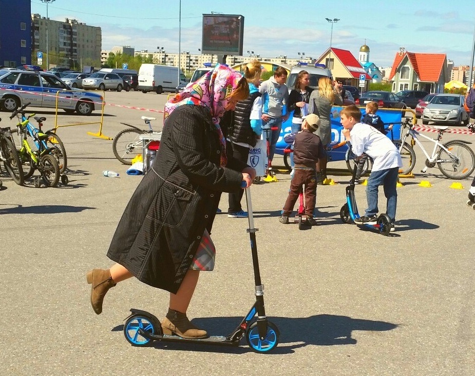 Фото бабушка на самокате