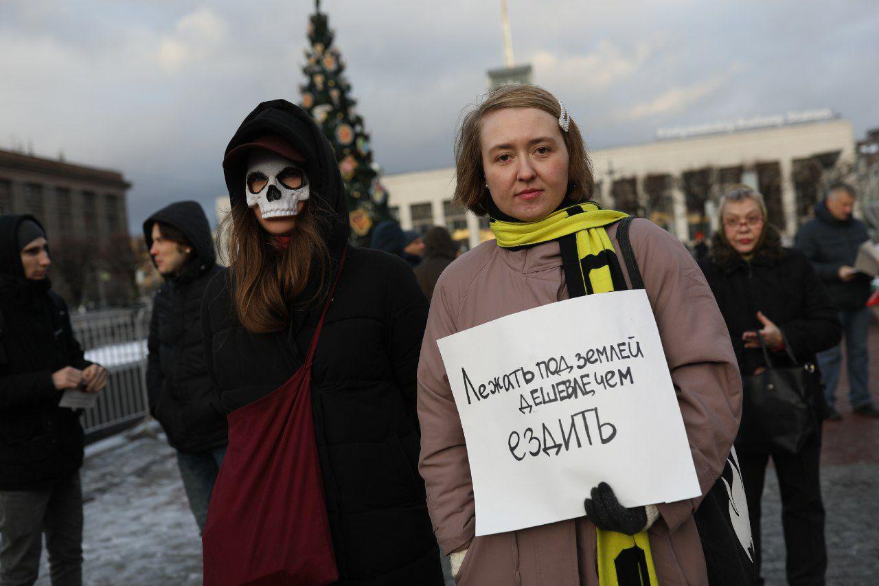 Партия против войны. Митинг в Питере. Протесты в Петербурге. Санкт-Петербург против Путина. Митинг с плакатами.