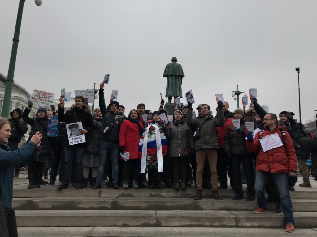 Антифашисты провели шествие и пикеты в Москве и Петербурге