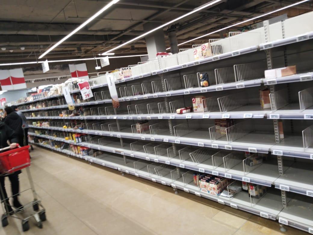 Пандемия коронавируса заставляет москвичей запасаться продуктами