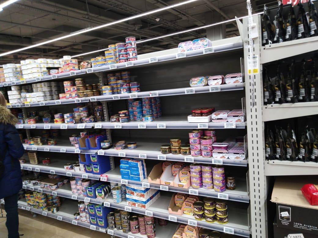 Пандемия коронавируса заставляет москвичей запасаться продуктами