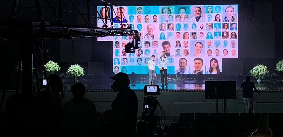 Буланова, Валерия и Маршалл спели для любимых врачей