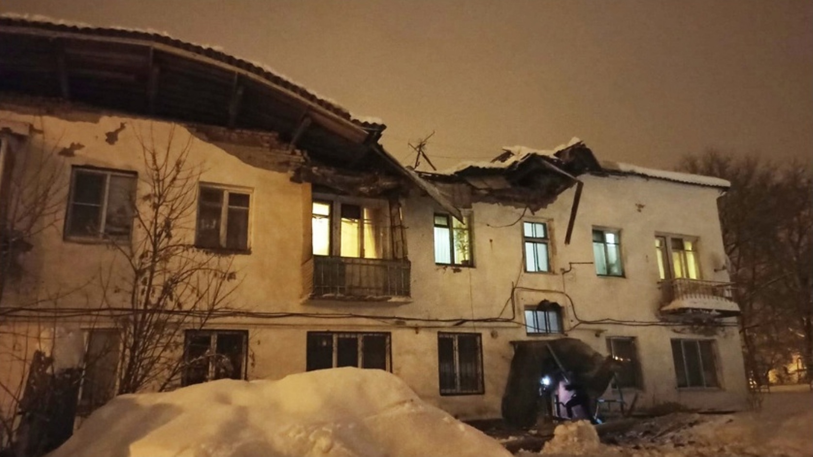 Снег продавил крышу дома под Тулой