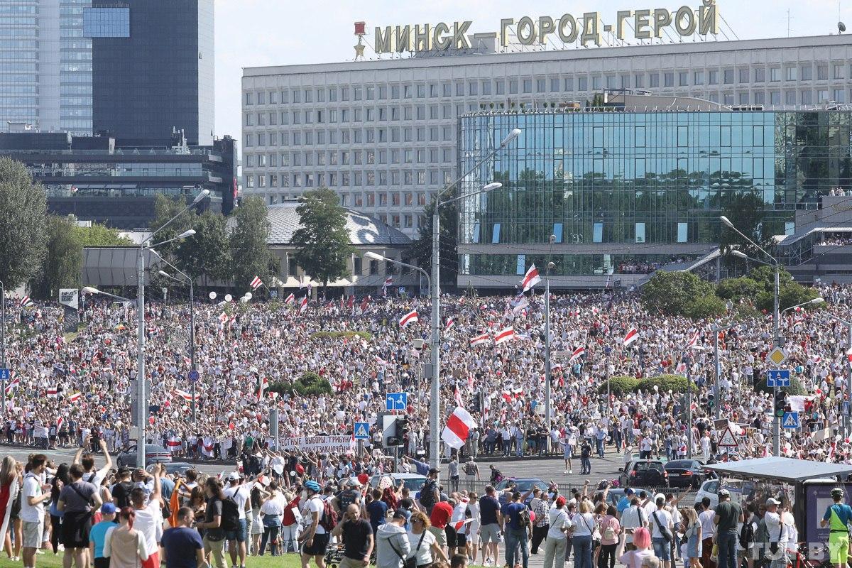 Белорусы и россияне поют у консульства РБ в Петербурге: фоторепортаж