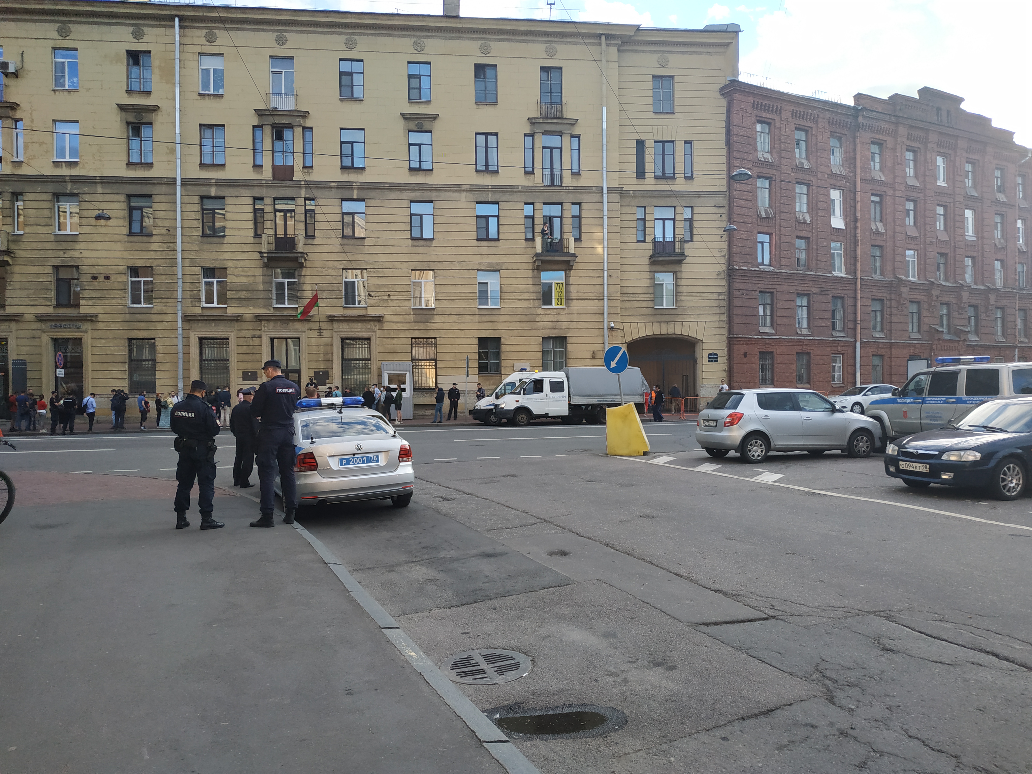 Петербургская полиция следит за собранием белорусов у консульства