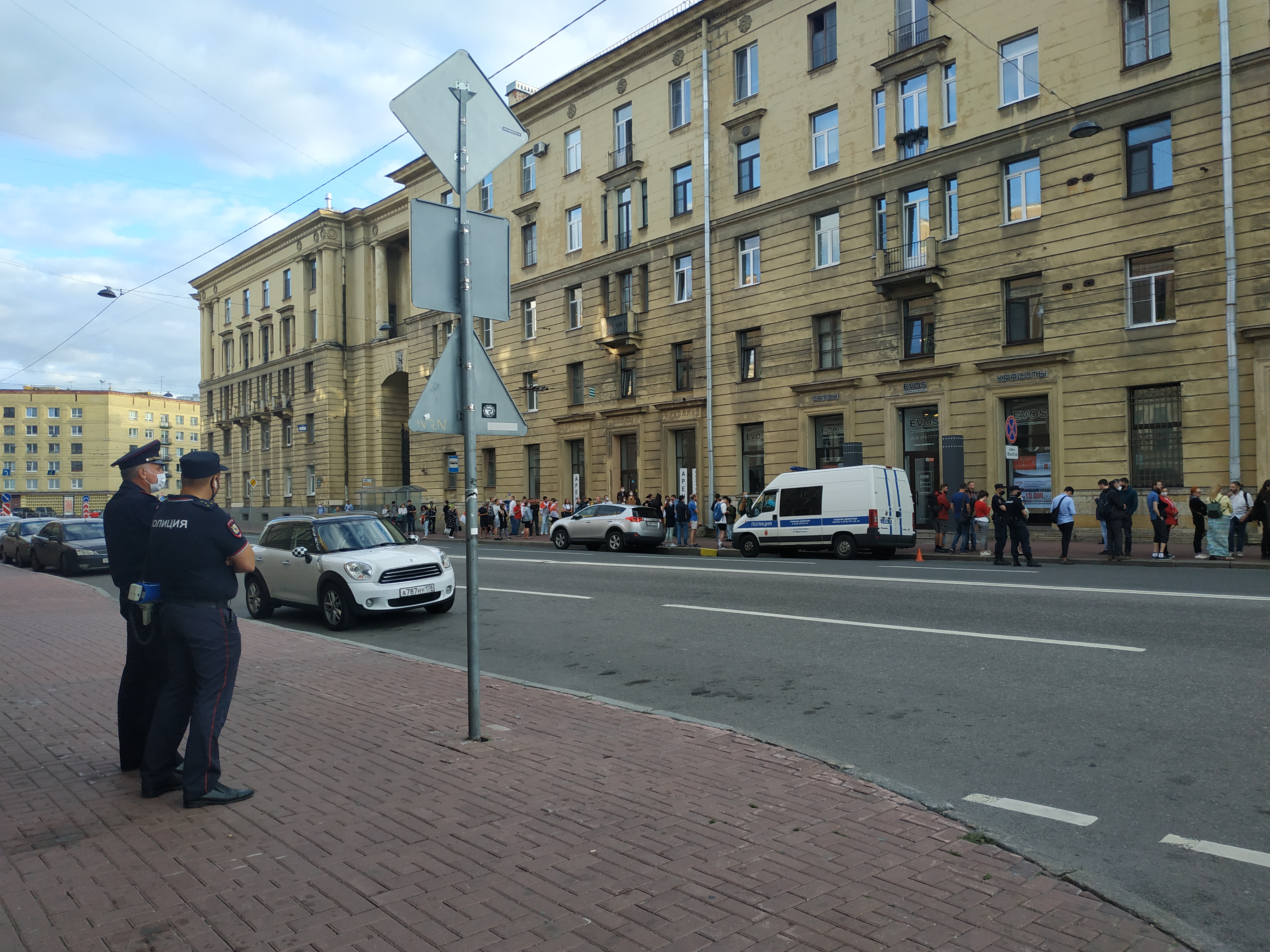 Петербургская полиция следит за собранием белорусов у консульства