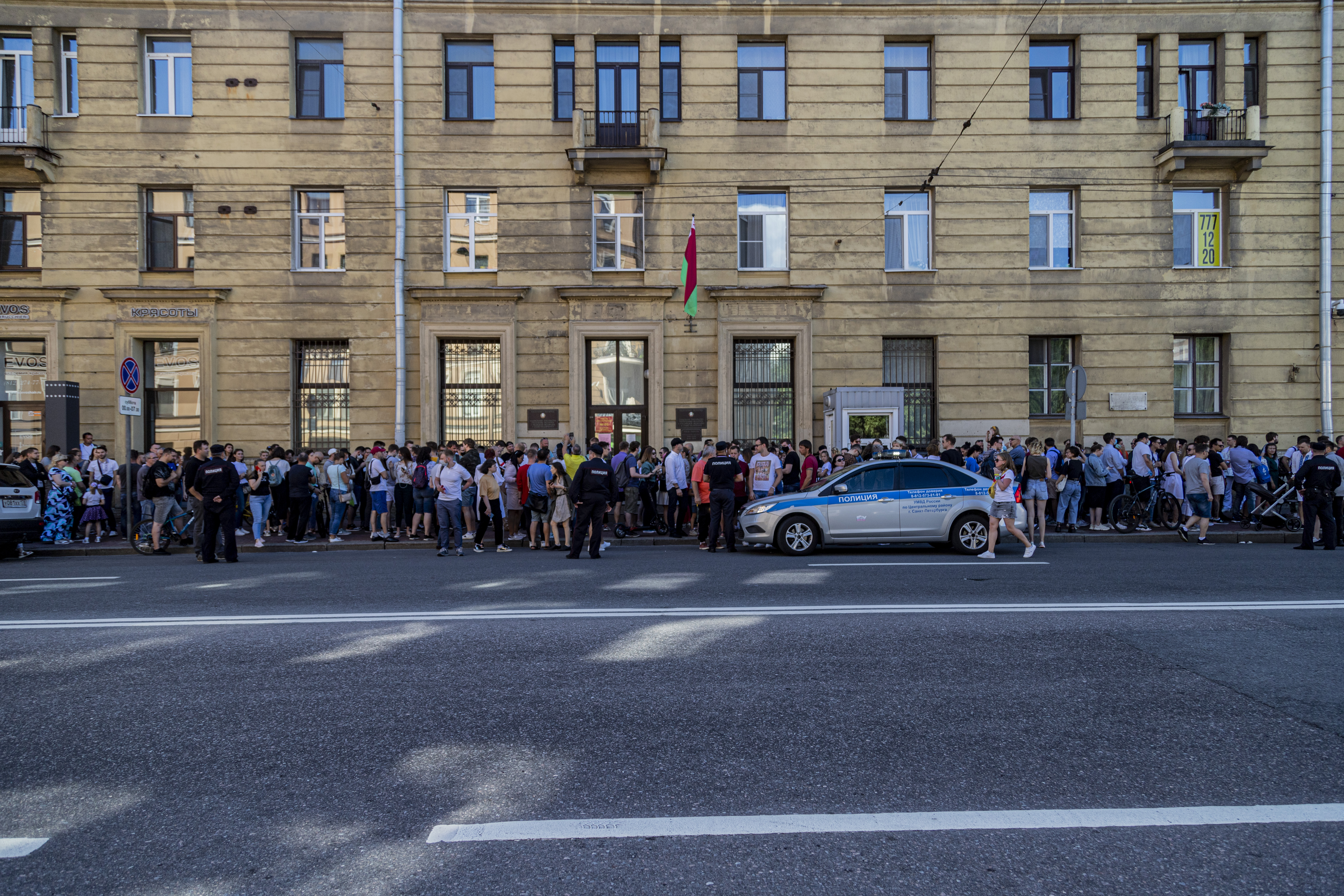 Петербургская полиция следит за собранием белорусов у консульства