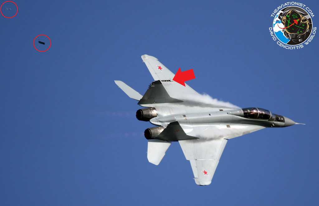 У российского МиГ-35 во время демонстрации на МАКСе отвалилась часть крыла