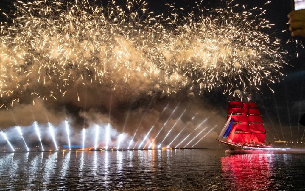 Алые паруса озарили ночь лучами и салютом