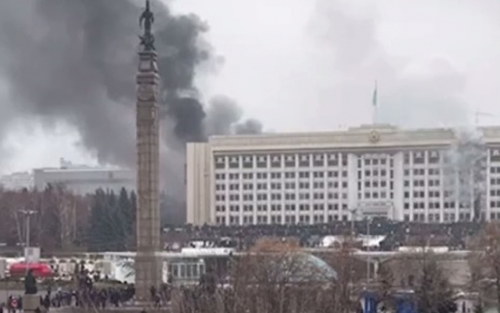 Повстанцы в Казахстане осадили правительственные здания