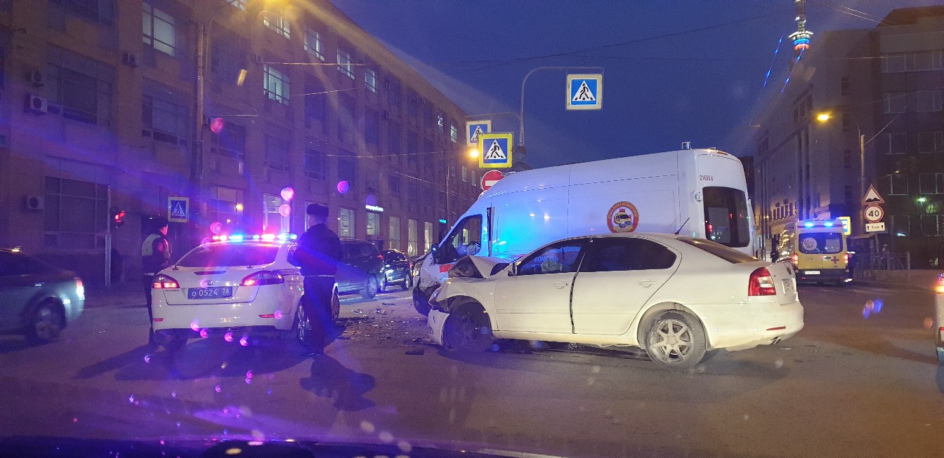 На проспекте Медиков в аварии «Скорой помощи» и «Шкоды» ранены два фельдшера
