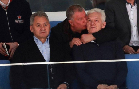 Сечин на хоккее поцеловал Шойгу и Тимченко, попав в «камеру поцелуев»