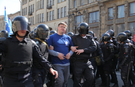 Первомайскую демонстрацию в Петербурге разогнала полиция