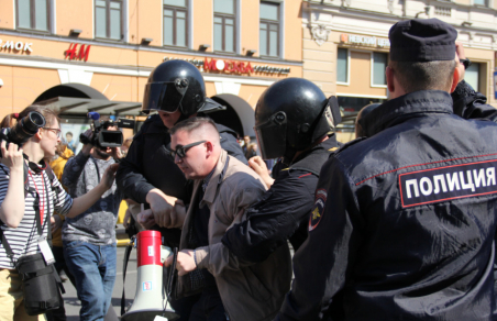 Полиция отмечает Первомай задержаниями петербуржцев