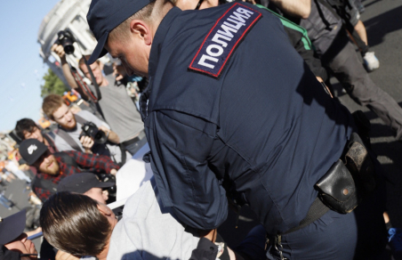 У Гостиного Двора полиция задерживала протестующих против репрессий: фоторепортаж