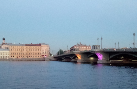 Ради праздника гражданского флота мост на Неве разведут днем
