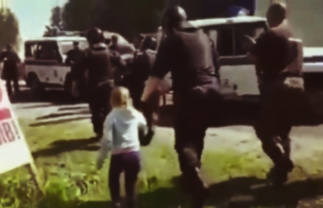 В Подмосковье полиция во время жесткого разгона митинга задержала 6-летнюю девочку