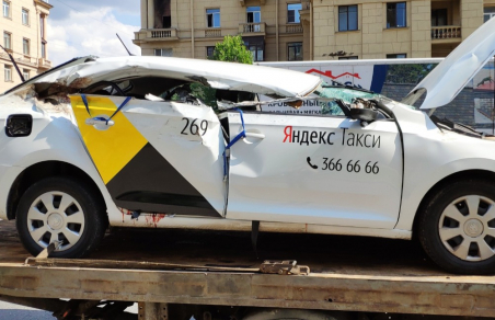 В Петербурге погибли два пассажира такси, влетевшего в грузовик