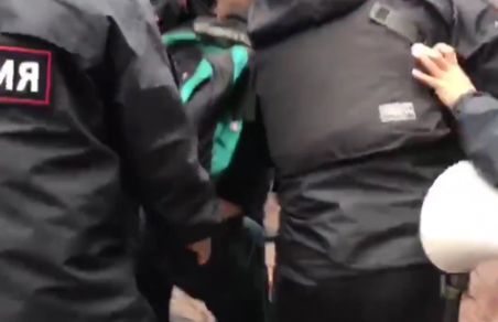 Полицейский сунул руку в карман участнику протеста