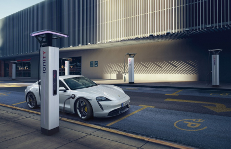 Porsche официально представила свой первый электрокар Taycan