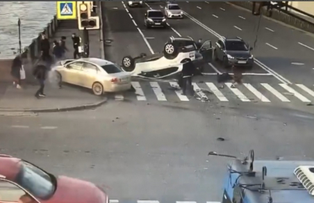 Две машины влетели в толпу пешеходов у Балтийского вокзала в Петербурге