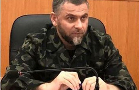 Глава аргунского ОМВД в Чечне показал метод воспитания пистолетом