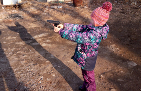 Церковники Красноярска учили детей обращаться с пистолетом Макарова